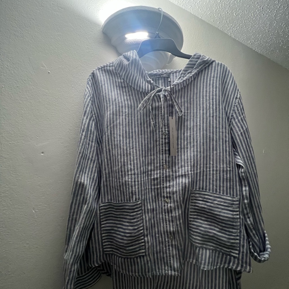 New Hoddie Top for women size L. Blue and White stripes.  Linen